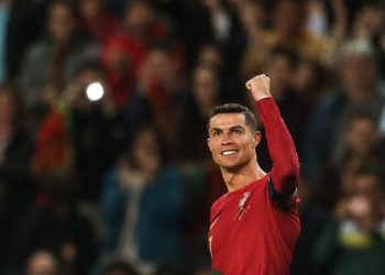Cristiano Ronaldo Kirim Jersey Bertanda Tangan ke Donald Trump dengan Pesan Playing for Peace