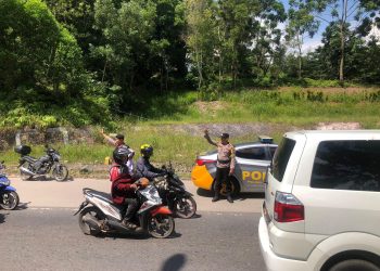 Minibus Tabrak Pengendara Motor di Tiban Kampung, Motor Terseret Jauh