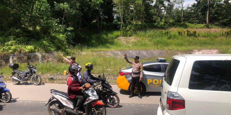 Minibus Tabrak Pengendara Motor di Tiban Kampung, Motor Terseret Jauh