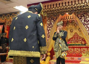 Amsakar Dapat Gelar Dato’ Setia Amanah dan Li Claudia Dapat Gelar Dato’ Setia Bijaksana