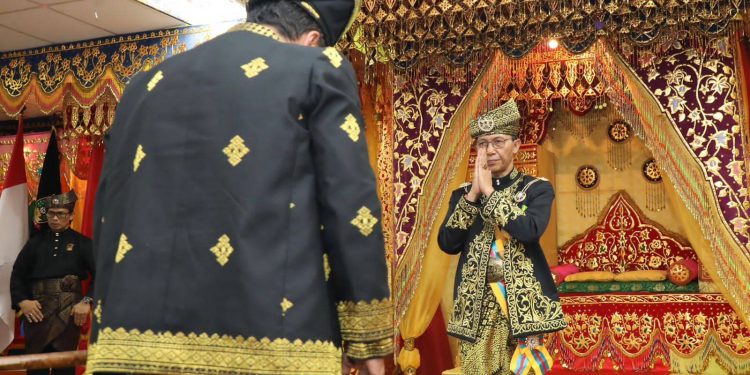 Amsakar Dapat Gelar Dato’ Setia Amanah dan Li Claudia Dapat Gelar Dato’ Setia Bijaksana