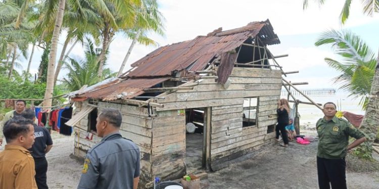 Pemkab Lingga Bantu Perbaikan Rumah Kasmawati di Desa Selayar