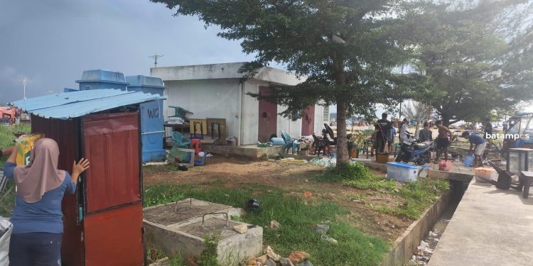 Stand Pedagang di Pinang Rusak Akibat Hantaman Angin Kencang