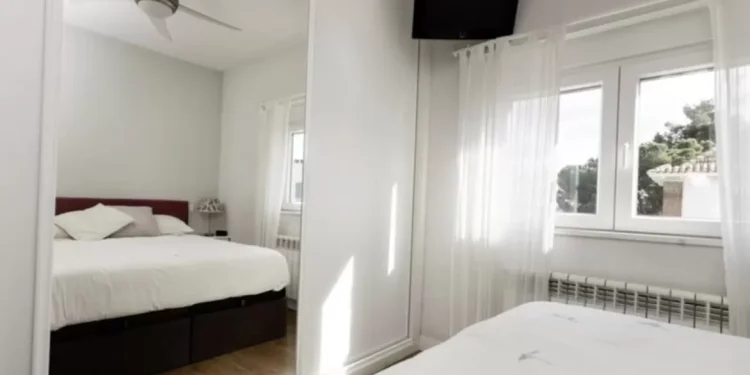 Larangan Meletakkan Cermin di Depan Tempat Tidur Menurut Feng Shui dan Alasannya