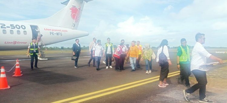Penerbangan Perdana Wings Air Rute Batam-Dabo Singkep diikuti Bupati Lingga