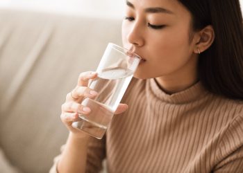 7 Manfaat Minum Air Putih untuk Kesehatan Tubuh dan Pikiran yang Terbukti Secara Ilmiah