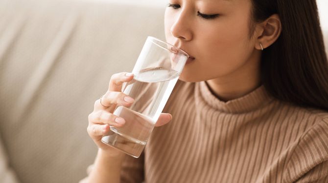 7 Manfaat Minum Air Putih untuk Kesehatan Tubuh dan Pikiran yang Terbukti Secara Ilmiah