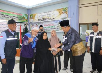 Kakanwil Zoztafia Sambut Kepulangan Jemaah Haji Kloter BTH 17 dengan Penuh Haru