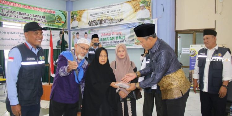 Kakanwil Zoztafia Sambut Kepulangan Jemaah Haji Kloter BTH 17 dengan Penuh Haru