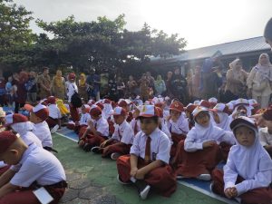 Orang Tua Temani Anak di Hari Pertama Masuk SDN 004 Tanjungpinang Kepri