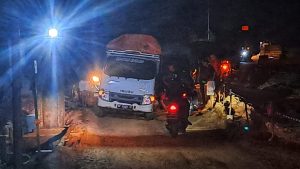 Macet Panjang di Tanjunguban Akibat Pikap Terjebak Proyek Jalan