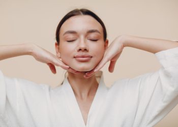 5 Cara Alami Agar Kulit Wajah Kencang dan Glowing