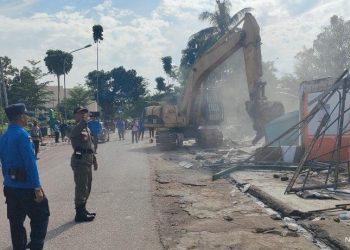 Puluhan Kios Ilegal di Simpang Helm Dirobohkan