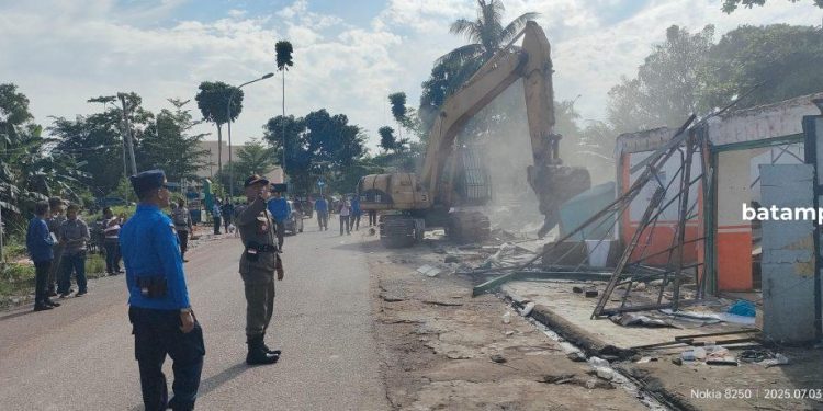 Puluhan Kios Ilegal di Simpang Helm Dirobohkan