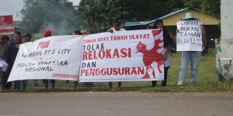 Warga Sembulang Menolak Kebijakan Transmigrasi di Daerah Mereka