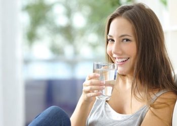 3 Alasan Kenapa Minum Air Sebelum Sikat Gigi di Pagi Hari itu Penting