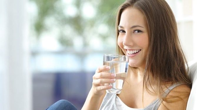 3 Alasan Kenapa Minum Air Sebelum Sikat Gigi di Pagi Hari itu Penting