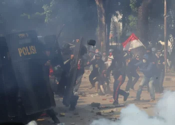 Massa Aksi Bertahan di Markas Satuan Brimob Polda Metro Jaya