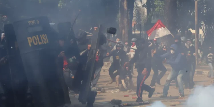 Massa Aksi Bertahan di Markas Satuan Brimob Polda Metro Jaya