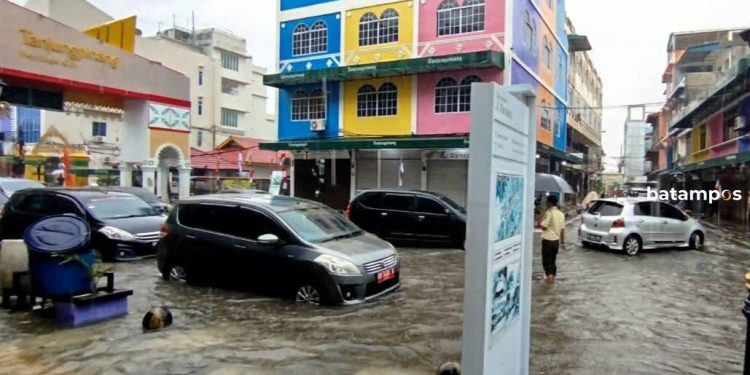 Hujan Lebat Banjiri Kota Lama Tanjungpinang, Air Sampai Lutut