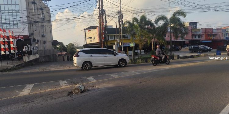 Jalan Raja Haji Fisabilillah Tanjungpinang Rusak Ditandai Dengan Ember Bekas
