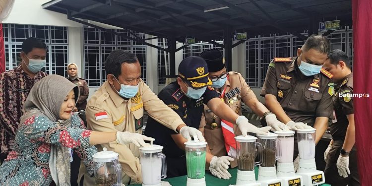 Kejari Tanjungpinang Musnahkan Narkotika dan HP Hasil Kejahatan