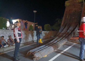 Truk Besi Hampir Terbalik di Tanjakan Masjid Tarempa Kepri