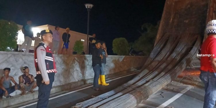 Truk Besi Hampir Terbalik di Tanjakan Masjid Tarempa Kepri