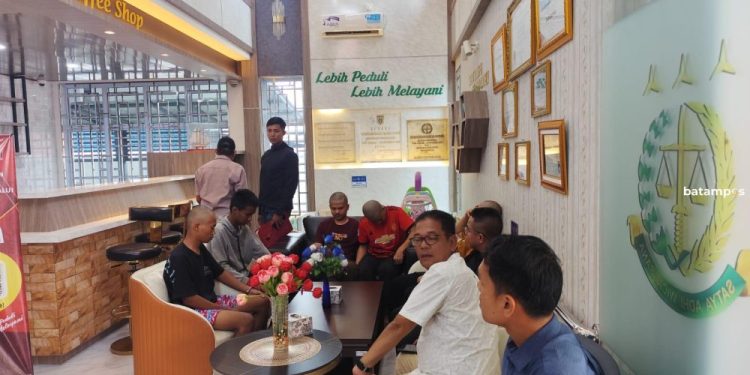 Kejari Tanjungpinang Terima Enam Tersangka Mafia Lahan dan Barang Bukti