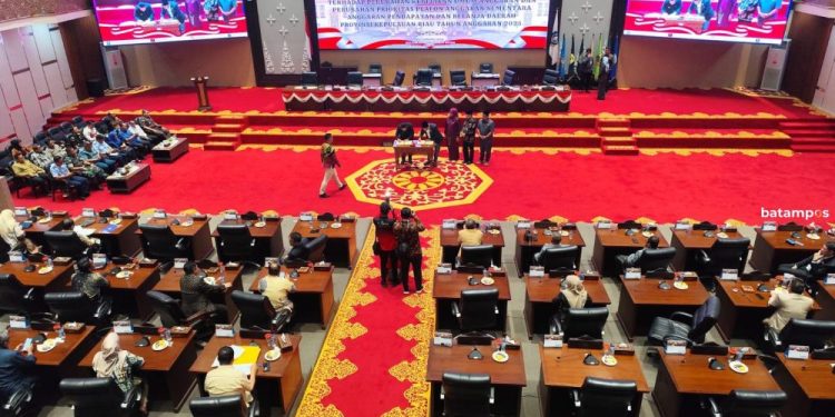 Perbedaan Gaji dan Tunjangan Anggota DPRD Kepri Dibandingkan DPR RI