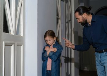 Efek Parenting Ketat pada Anak Stres dan Sifat Negatif