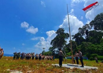 Kibaran Merah Putih TNI-Polri di Pulau Sentut dan Lepas Tukik ke Laut
