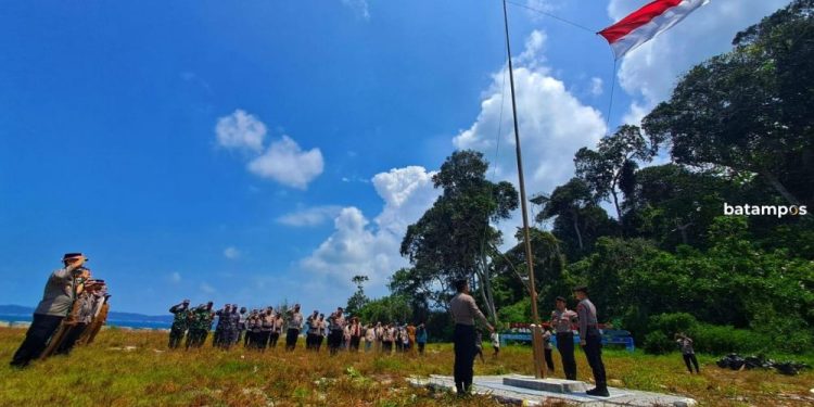 Kibaran Merah Putih TNI-Polri di Pulau Sentut dan Lepas Tukik ke Laut