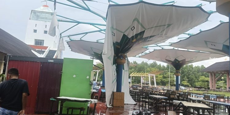 Payung Membran di Hall A Coastal Area Kembali Jatuh Akibat Angin Kencang