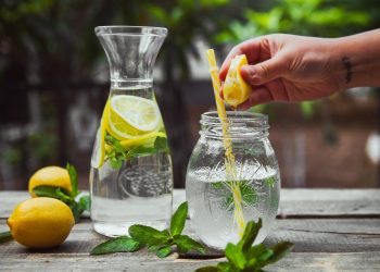 Detoks Alami Segar 5 Manfaat Minum Air Lemon di Pagi Hari