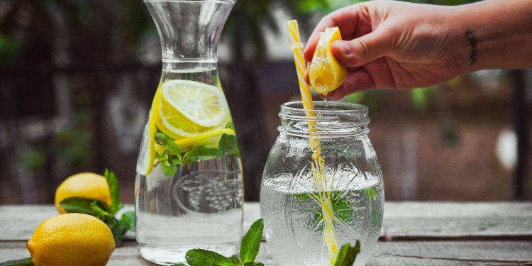 Detoks Alami Segar 5 Manfaat Minum Air Lemon di Pagi Hari