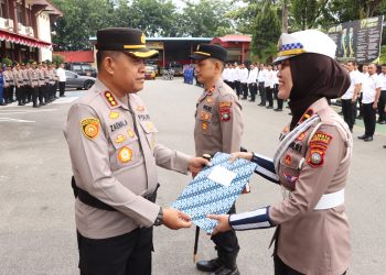 Kapolresta Barelang Anugerahkan Penghargaan untuk Personel Berprestasi