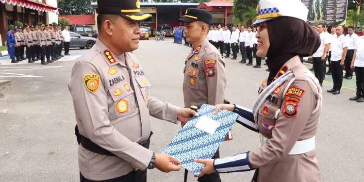 Kapolresta Barelang Anugerahkan Penghargaan untuk Personel Berprestasi
