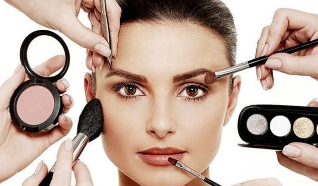 7 Cara Membuat Riasan Tahan Lama Tanpa Perlu Touch-Up Berulang
