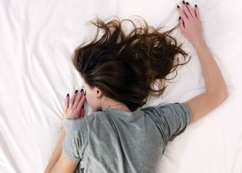 Sering Overthinking Sebelum Tidur Malam? Ini 7 Cara Mengatasinya