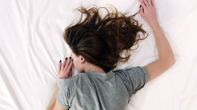 Sering Overthinking Sebelum Tidur Malam? Ini 7 Cara Mengatasinya