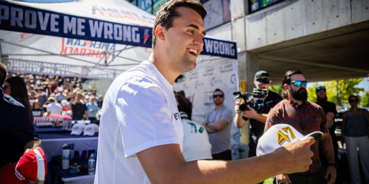 Mengenang Charlie Kirk, Aktivis Konservatif AS Pendukung Trump yang Ditembak Mati