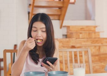 Sering Telat Makan? Waspadai 6 Efek Berbahaya bagi Kesehatan Tubuh