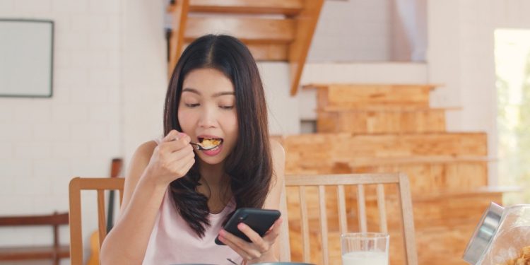 Sering Telat Makan? Waspadai 6 Efek Berbahaya bagi Kesehatan Tubuh