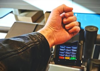 Warga Swedia Antusias Tanam Microchip di Tangan, Praktis Namun Berisiko Privasi