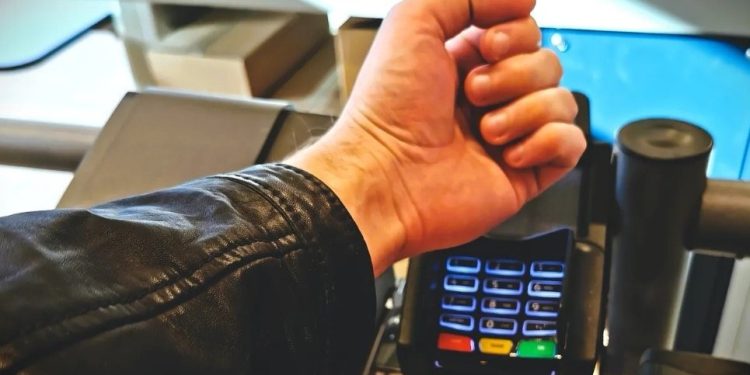 Warga Swedia Antusias Tanam Microchip di Tangan, Praktis Namun Berisiko Privasi