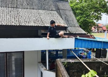 Bocah di Anambas Panjat Genteng Ambil Bola Namun Tidak Bisa Turun
