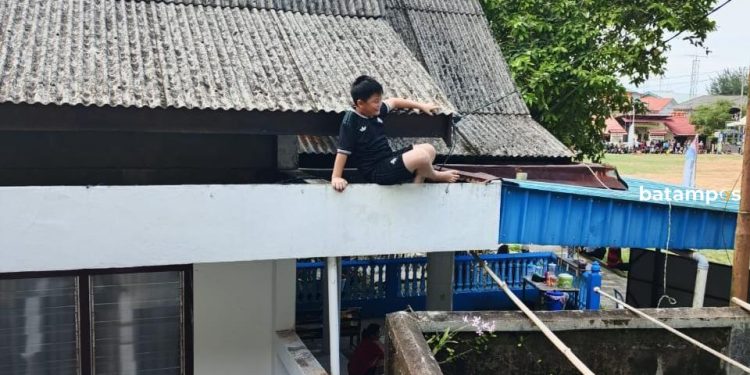 Bocah di Anambas Panjat Genteng Ambil Bola Namun Tidak Bisa Turun