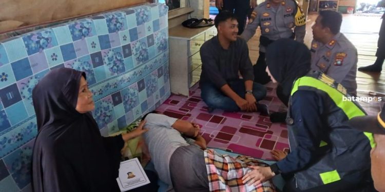 Ketua DPRD dan Kapolres Anambas Bantu Warga Sakit dan Rehab Rumah Tak Layak
