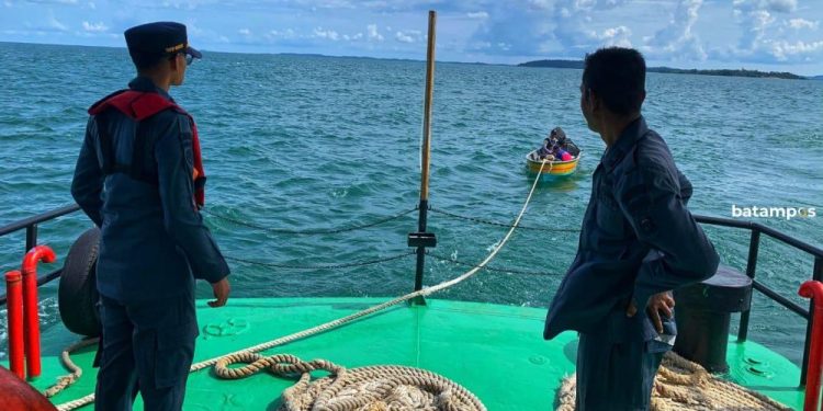 Dua Nelayan Batam Terombang-Ambing Dua Jam di Selat Riau Karena Kehabisan BBM